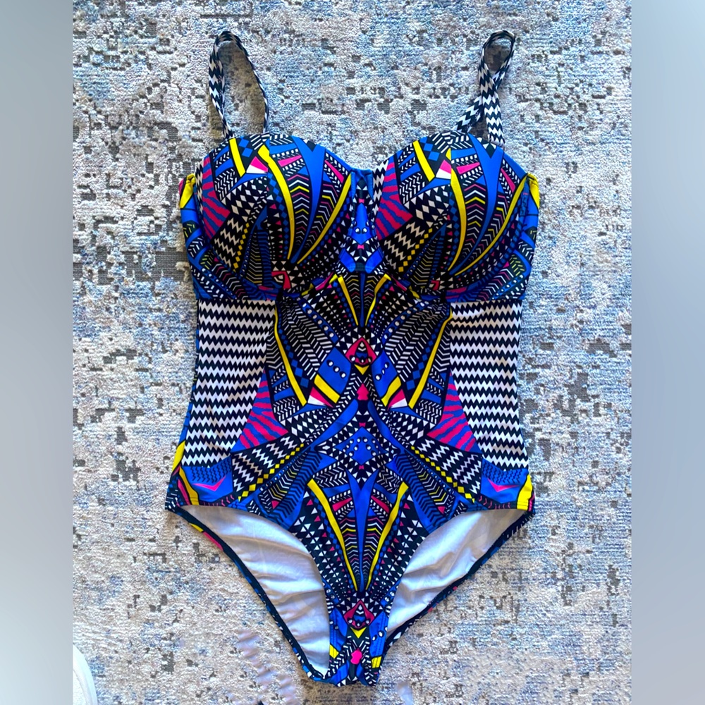 One piece mosaic swimsuit with padding